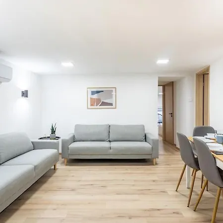 Cityscape Budget Doubledecker B Apartment